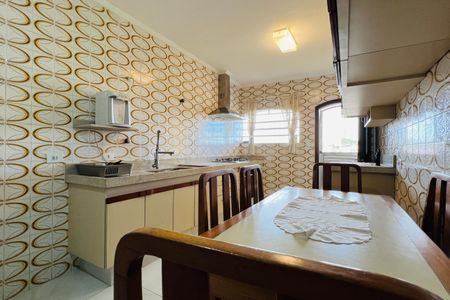 Casa à venda com 320m², 5 quartos e 3 vagas Casa à venda com 320m², 5 quartos e 3 vagasCozinha
