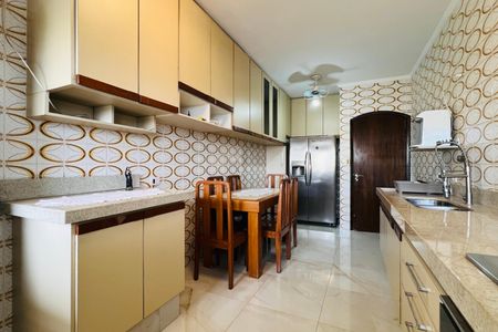 Casa à venda com 320m², 5 quartos e 3 vagas Casa à venda com 320m², 5 quartos e 3 vagasCozinha