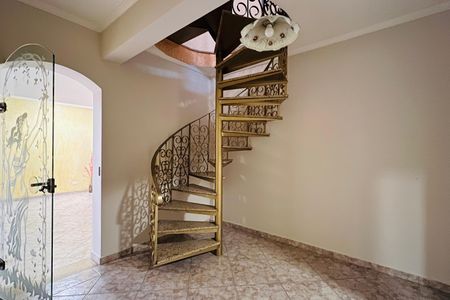 Casa à venda com 320m², 5 quartos e 3 vagas Casa à venda com 320m², 5 quartos e 3 vagasEscada