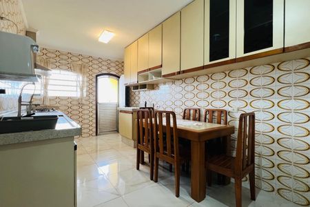 Casa à venda com 320m², 5 quartos e 3 vagas Casa à venda com 320m², 5 quartos e 3 vagasCozinha