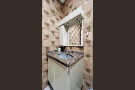 Casa à venda com 320m², 5 quartos e 3 vagas Casa à venda com 320m², 5 quartos e 3 vagasBanheiro 2