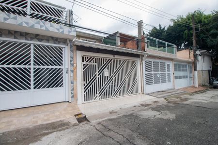 Casa à venda com 200m², 3 quartos e 2 vagas Casa à venda com 200m², 3 quartos e 2 vagasFachada
