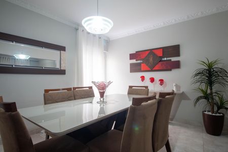 Casa à venda com 200m², 3 quartos e 2 vagas Casa à venda com 200m², 3 quartos e 2 vagasSala