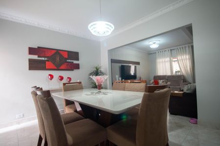 Casa à venda com 200m², 3 quartos e 2 vagas Casa à venda com 200m², 3 quartos e 2 vagasSala