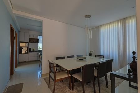 Casa à venda com 284m², 6 quartos e 4 vagas Casa à venda com 284m², 6 quartos e 4 vagasSala de Jantar