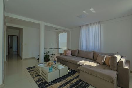 Casa à venda com 284m², 6 quartos e 4 vagas Casa à venda com 284m², 6 quartos e 4 vagasSala