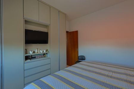 Casa à venda com 284m², 6 quartos e 4 vagas Casa à venda com 284m², 6 quartos e 4 vagasQuarto 4