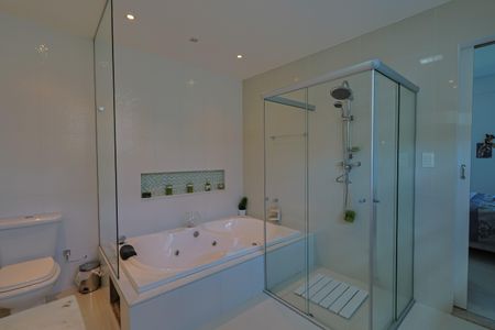 Casa à venda com 284m², 6 quartos e 4 vagas Casa à venda com 284m², 6 quartos e 4 vagasBanheiro da Suíte