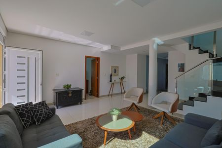 Casa à venda com 284m², 6 quartos e 4 vagas Casa à venda com 284m², 6 quartos e 4 vagasSala