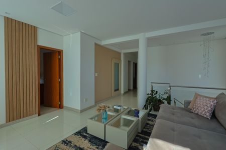 Casa à venda com 284m², 6 quartos e 4 vagas Casa à venda com 284m², 6 quartos e 4 vagasSala
