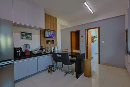 Casa à venda com 284m², 6 quartos e 4 vagas Casa à venda com 284m², 6 quartos e 4 vagasCozinha