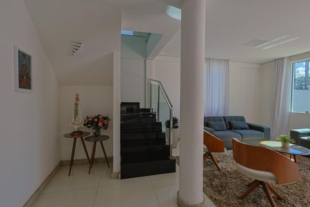 Casa à venda com 284m², 6 quartos e 4 vagas Casa à venda com 284m², 6 quartos e 4 vagasSala