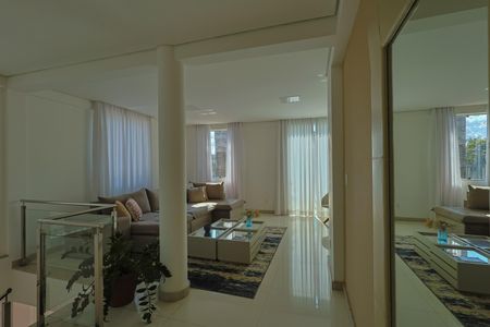 Casa à venda com 284m², 6 quartos e 4 vagas Casa à venda com 284m², 6 quartos e 4 vagasSala