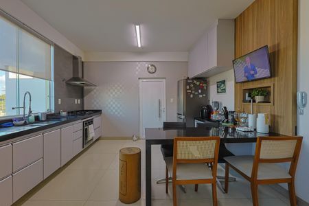 Casa à venda com 284m², 6 quartos e 4 vagas Casa à venda com 284m², 6 quartos e 4 vagasCozinha