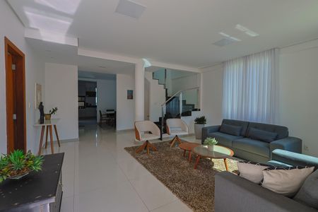 Casa à venda com 284m², 6 quartos e 4 vagas Casa à venda com 284m², 6 quartos e 4 vagasSala