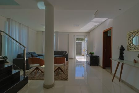 Casa à venda com 284m², 6 quartos e 4 vagas Casa à venda com 284m², 6 quartos e 4 vagasSala