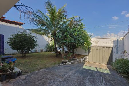 Casa à venda com 284m², 6 quartos e 4 vagas Casa à venda com 284m², 6 quartos e 4 vagasQuintal