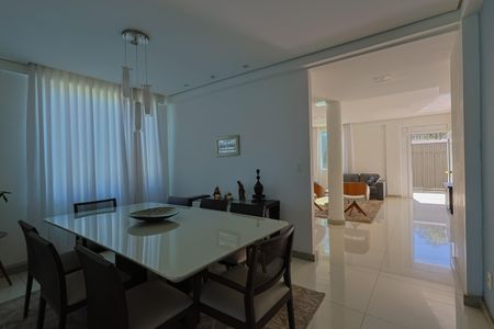 Casa à venda com 284m², 6 quartos e 4 vagas Casa à venda com 284m², 6 quartos e 4 vagasSala de Jantar