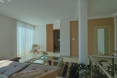 Casa à venda com 284m², 6 quartos e 4 vagas Casa à venda com 284m², 6 quartos e 4 vagasSala