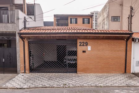 Casa para alugar com 256m², 4 quartos e 3 vagas Casa para alugar com 256m², 4 quartos e 3 vagasFachada