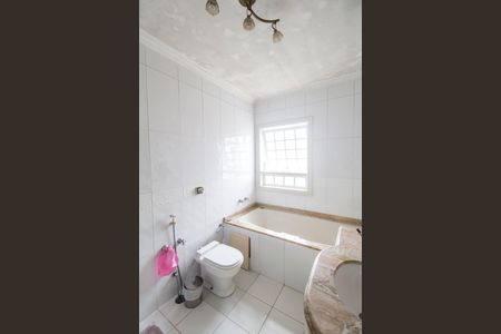 Casa de condomínio à venda com 400m², 3 quartos e 4 vagasBanheiro da Suíte 1