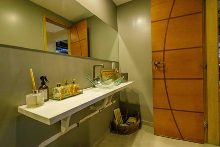 Casa de condomínio à venda com 444m², 5 quartos e 7 vagas Casa de condomínio à venda com 444m², 5 quartos e 7 vagasBanheiro Social