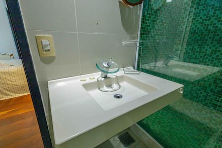 Casa de condomínio à venda com 444m², 5 quartos e 7 vagas Casa de condomínio à venda com 444m², 5 quartos e 7 vagasBanheiro das Suítes Canadenses