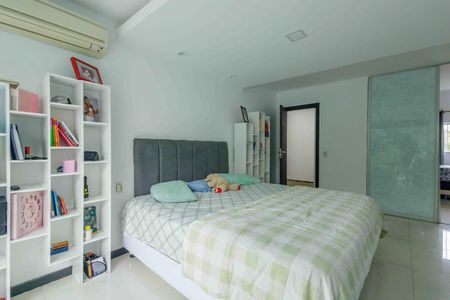 Casa de condomínio à venda com 444m², 5 quartos e 7 vagas Casa de condomínio à venda com 444m², 5 quartos e 7 vagasSuíte 2