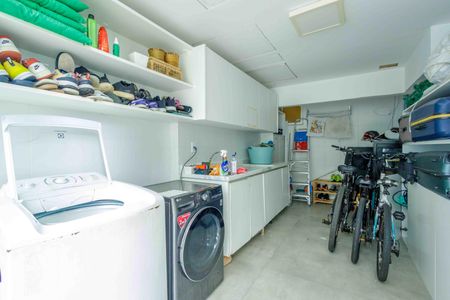 Casa de condomínio à venda com 444m², 5 quartos e 7 vagas Casa de condomínio à venda com 444m², 5 quartos e 7 vagasÁrea de Serviço