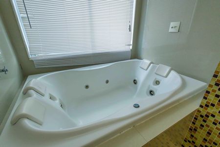 Casa de condomínio à venda com 444m², 5 quartos e 7 vagas Casa de condomínio à venda com 444m², 5 quartos e 7 vagasBanheiro da Suíte 2