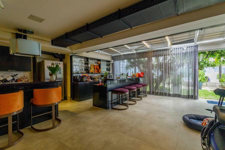 Casa de condomínio à venda com 444m², 5 quartos e 7 vagas Casa de condomínio à venda com 444m², 5 quartos e 7 vagasSala