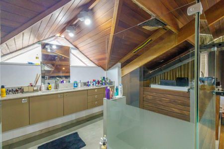 Casa de condomínio à venda com 444m², 5 quartos e 7 vagas Casa de condomínio à venda com 444m², 5 quartos e 7 vagasBanheiro da Suíte 1