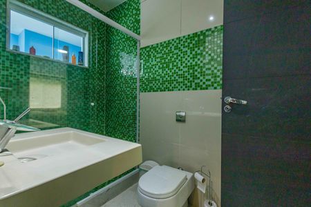 Casa de condomínio à venda com 444m², 5 quartos e 7 vagas Casa de condomínio à venda com 444m², 5 quartos e 7 vagasBanheiro das Suítes Canadenses