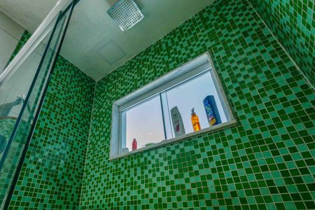 Casa de condomínio à venda com 444m², 5 quartos e 7 vagas Casa de condomínio à venda com 444m², 5 quartos e 7 vagasBanheiro das Suítes Canadenses