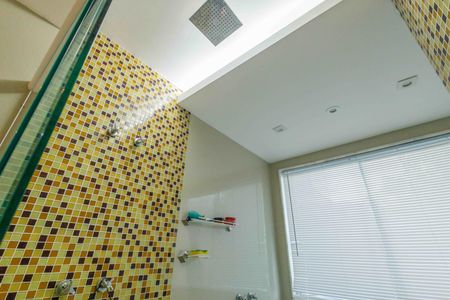 Casa de condomínio à venda com 444m², 5 quartos e 7 vagas Casa de condomínio à venda com 444m², 5 quartos e 7 vagasBanheiro da Suíte 2