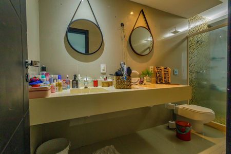 Casa de condomínio à venda com 444m², 5 quartos e 7 vagas Casa de condomínio à venda com 444m², 5 quartos e 7 vagasBanheiro da Suíte 2