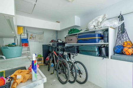 Casa de condomínio à venda com 444m², 5 quartos e 7 vagas Casa de condomínio à venda com 444m², 5 quartos e 7 vagasÁrea de Serviço