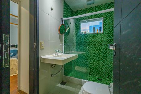 Casa de condomínio à venda com 444m², 5 quartos e 7 vagas Casa de condomínio à venda com 444m², 5 quartos e 7 vagasBanheiro das Suítes Canadenses