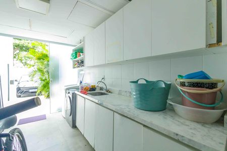 Casa de condomínio à venda com 444m², 5 quartos e 7 vagas Casa de condomínio à venda com 444m², 5 quartos e 7 vagasÁrea de Serviço