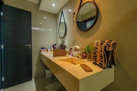 Casa de condomínio à venda com 444m², 5 quartos e 7 vagas Casa de condomínio à venda com 444m², 5 quartos e 7 vagasBanheiro da Suíte 2