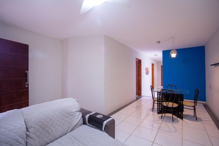 Casa à venda com 92m², 3 quartos e 2 vagas Casa à venda com 92m², 3 quartos e 2 vagasSala