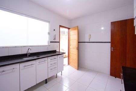 Casa à venda com 92m², 3 quartos e 2 vagas Casa à venda com 92m², 3 quartos e 2 vagasCozinha