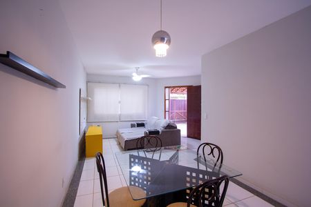 Casa à venda com 92m², 3 quartos e 2 vagas Casa à venda com 92m², 3 quartos e 2 vagasSala