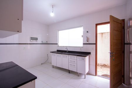 Casa à venda com 92m², 3 quartos e 2 vagas Casa à venda com 92m², 3 quartos e 2 vagasCozinha