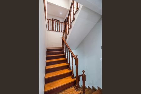 Casa de condomínio à venda com 360m², 4 quartos e 4 vagasEscada