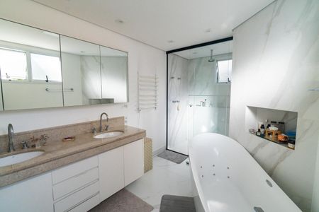 Apartamento à venda com 234m², 3 quartos e 4 vagasBanheiro da Suíte 1