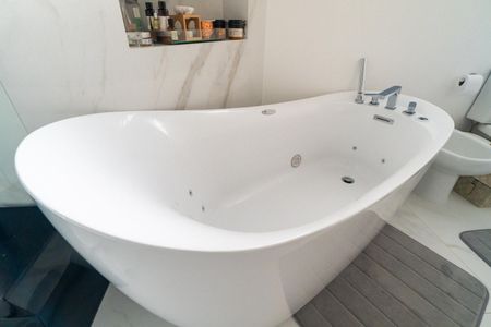 Apartamento à venda com 234m², 3 quartos e 4 vagasBanheiro da Suíte 1 Detalhe