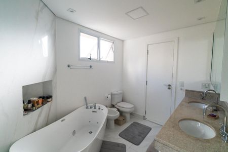 Apartamento à venda com 234m², 3 quartos e 4 vagasBanheiro da Suíte 1