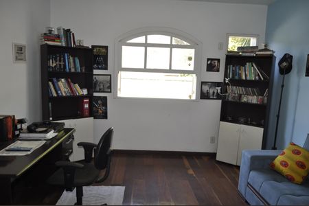 Casa à venda com 327m², 4 quartos e 1 vagaSuíte 1