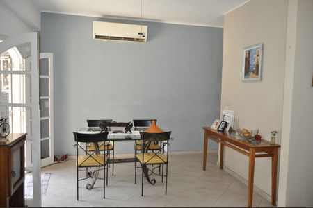 Casa à venda com 327m², 4 quartos e 1 vagaSala